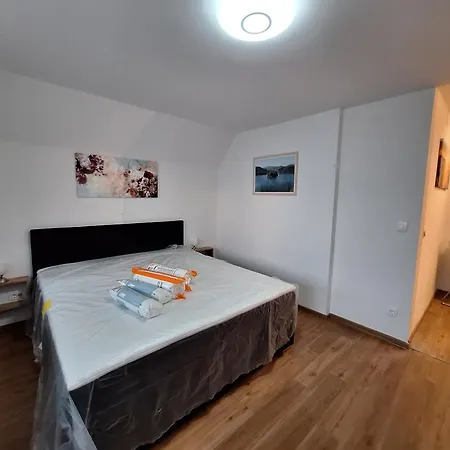 Petek Apartment *