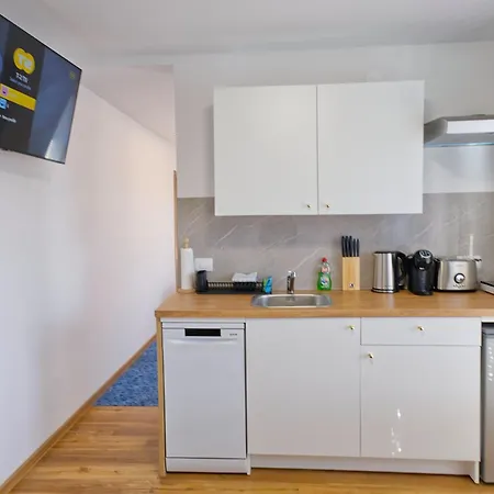 Petek Apartment *